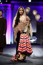 Pernia Qureshi walks for Meera Mussafar Ali at India Bridal week on 10th Aug 2014